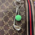 Zilveren metalen golfclub sleutelhanger met een groene mini golfbal hanger eraan - 8.5cm / Groen