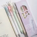 Set van vier pastel 0,5 mm gelpennen met schattige roterende vlinderdecoraties erop - Aurora Flash Vlinder Stijl (PY-Aurora Flash Butterfly Gel Pen) / 0.5mm / Set van 4