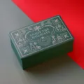 Boîte en métal rectangulaire vert foncé avec design festif pour cadeaux et rangement. - Lignes Fond Vert (C05)