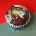 Boite ronde en fer blanc de Noel pour biscuits avec impression du beau pere Noel festif. - Père Noël et cerf - C02