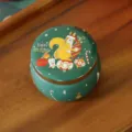 Boîte ronde en métal de Noël forme tambour, emballage cadeau vert pour bougies et bonbons. - Écureuil de Noël (C01)