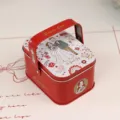 Boîte cadeau de mariage en métal rouge avec poignée et illustration des mariés. - Mariage occidental style A-03