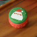 Boîte en métal tambour de Noël pour bonbons, bougies parfumées et cadeaux avec motif de Père Noël. - Père Noël (C02)