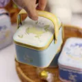 Boîte cadeau en fer-blanc pour bonbons avec charmant dessin de lapin et poignée jaune. - Lapin muguet-10