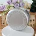 Elegante scatola tonda in latta argentata con scritte in rilievo per confezioni - Scatola d'Argento Smerigliato / Taglia S