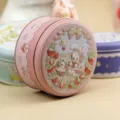 Piccola scatola di latta rotonda rosa con motivo a rilievo coniglio fragola per biscotti - Coniglio Fragola(17) / Taglia S
