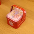 Boite cadeau en fer-blanche portable, boite de bonbons rouge avec poignee pour mariage et fetes. - Le serpent apporte la fortune - X05