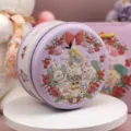 Scatola di latta viola con motivo a rilievo di Alice e coniglio per biscotti e caramelle - Alice(23) / Taglia S