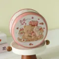 Scatola di latta rosa rotonda con orsetti e dessert in rilievo per biscotti e caramelle - Orso Biscotto(30) / Taglia S