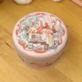 Scatola tonda di metallo rosa con illustrazione 3D di coniglietti in pasticceria - Scatola Regalo Coniglio(28) / Taglia S