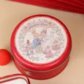 Scatola tonda in latta rossa con un disegno nuziale di conigli dipinto a mano per dolci - Coniglio di Matrimonio(15) / Taglia S