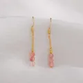 Elegante vergoldete lange Quasten-Ohrhänger verziert mit rosa Erdbeerkristall-Perlen. - Gold