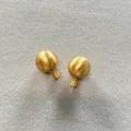 Vista detallada de pendientes de botón de bola dorados mate con textura cepillada - Pendientes de Bola / 14mm / Dorado