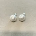 Primer plano de pendientes de bola de plata cepillada con detalle de textura mate - Pendientes de Bola / 14mm / Plateado