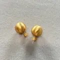 Primer plano de elegantes pendientes de bola dorados con textura de metal cepillado - Pendientes de Bola / 16mm / Dorado