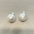 Primer plano de pendientes de bola en plata cepillada con un acabado mate suave. - Pendientes de Bola / 16mm / Plateado