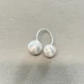 Primer plano detallado de un anillo en U minimalista de plata mate con bolas cepilladas - Anillo Abierto de Bolas Grandes y Pequeñas / Plateado