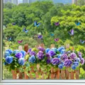 Farbige Hortensien- und Schmetterlings-Gartenzaun Fensteraufkleber für Dekoration. - Lila Hortensie (KSJ-153C) / 40x60cm