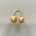 Anillo moderno de oro mate con doble bola y un diseño minimalista de estilo nicho - Anillo Abierto de Bolas Grandes y Pequeñas / Dorado
