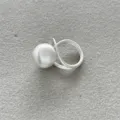 Primer plano de un anillo minimalista de plata mate cepillada con una esfera grande - Anillo Cepillado de Una Sola Bola / Plateado
