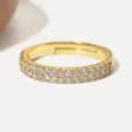 Detailansicht eines verstellbaren Goldrings mit zwei Reihen funkelnder Zirkonia-Steine - Doppelreihiger Mikroeinlagestil (R1817) / 18K-Gold