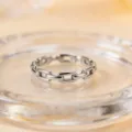 Detailansicht eines vintage silbernen Kettenrings für Damen auf einem Glastablett - Größe 5 / Kette Hohl Stil (R1049) / Weißgold