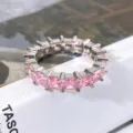 Detailansicht eines pinkfarbenen Zirkonia-Hiphop-Eternity-Rings mit Silberfassung - Größe 5 / Weißgold plattiert Rosa Zirkonia