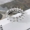 Nahaufnahme eines silbernen Hip-Hop-Rings mit quadratischen Zirkonia-Steinen - Größe 5 / Platinierter Weißer Zirkon