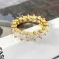 Nahaufnahme eines goldenen Hip-Hop-Rings mit klarem Zirkonia im Quadratschliff-Stil - Größe 5 / 18K Gold Weißer Zirkonia
