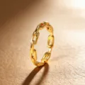Detailansicht eines Vintage-Rings mit hohlen Kettengliedern und 18-Karat-Goldfinish. - Größe 5 / Kette Hohl Stil (R1049) / 18K-Gold