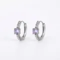 Elegante verzilverde oorringen met paarse zirkonia en heldere accentsteentjes - Rond Paars Zirconia (F569) / Zilver