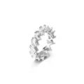 Eleganter versilberter Eternity-Ring mit funkelnden herzförmigen Zirkonia-Steinen - Größe 6 / Platiniert (Weißer Zirkonia)