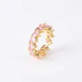 Stijlvolle vergulde eternity-ring met hartvormige roze zirkonia-stenen in zijaanzicht - 18K Goud (Roze Zirkoon)