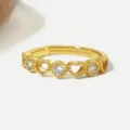 Detailaufnahme von goldenem Herzring mit funkelnden Zirkonia-Steinen im Vintage-Stil - Hohles Herz-Stil (R1816) / 14K-Gold