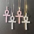 Dettaglio di pendenti a croce Ankh in zircone da 5mm in finiture oro e argento - Stile Croce Ankh (Placcato Oro 18K / Strass Rosa) / Solo Ciondolo (Senza Catena)