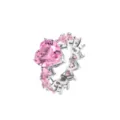 Eleganter silberfarbener Ring mit funkelnden rosa herzförmigen Zirkoniasteinen besetzt - Platin Finish mit Pinkfarbenem Zirkonia