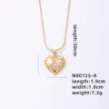 Collana con ciondolo a cuore lettera A in oro, catenina geometrica vintage in metallo. - Lettera A