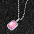 Primo piano di una collana con pendente in zircone rosa quadrato e catena a fune su sfondo nero. - Catena a Corda Argentata (N00326SRP) / Rosa (N00326SRP)