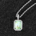 Primo piano del radioso ciondolo rettangolare in zircone verde fluorescente con pavé - Catena a Corda Argentata (N00326SRG) / Verde Chiaro (N00326SRG)