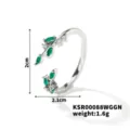Primo piano dettagliato dell'anello aperto in argento con zirconi verdi e dettagli luminosi. - Gemma Verde Argentata
