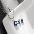 Elegante set di gioielli color argento con collana e orecchini con pietre blu luminose. - Strass Blu