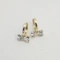 Orecchini a cerchio placcati in oro con eleganti dettagli di fiocco in zircone a cuore. - Strass Trasparente Oro