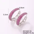 Vista detallada de pendientes de aro ovalados con circonitas rosas y medidas - Geometric Ellipse Style (E01569-16) / Plateado con Zirconia Rosa