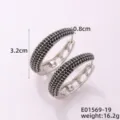 Vista detallada de los pendientes de aro ovalados plateados con piedras negras y medidas - Geometric Ellipse Style (E01569-19) / Plateado Con Zirconia Negra