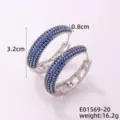 Detalle de pendientes de aro ovalados plateados con pavé de circonitas azules - Silver Tone with Royal Blue Zirconia