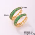 Primer plano de pendientes de aro ovalados con piedras verdes, tamaño y peso - Dorado Con Zirconia Verde