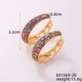 Primer plano de pendientes de aro ovalados con circonitas de colores, 3,2 cm alto y 0,8 cm ancho - Gold Tone with Multi-color Zirconia