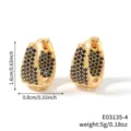 Vista ravvicinata di orecchini a U dorati con pavé di pietre di zirconia nera - Oro Nero (E03135-4)