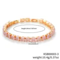 Primo piano del lussuoso bracciale tennis dorato con luminose pietre di zircone rosa. - Oro Pietra Rosa