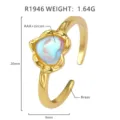 Detailansicht eines herzförmigen Zirkonia auf einem 18 Karat vergoldeten Messingring. - Herz Offener Ring (R1946) / Einstellbar Offen / 18k Goldfarbe (R1946)